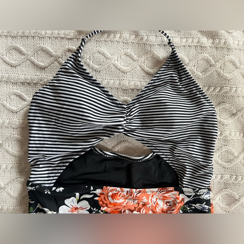 Cupshe Black & White Striped Floral One Piece Swimsuit Women’s Size Medium - Picture 12 of 12